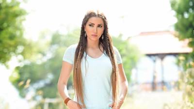 الفنانة "نسرين طافش" تتألق بالبكينى فى حمام السباحة لإبراز انوثتها وجمالها..!