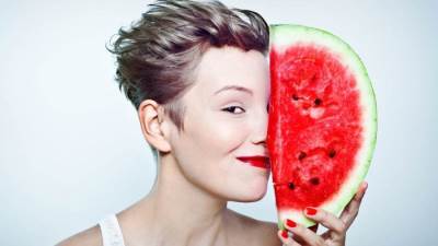 ماسك البطيخ فى الصيف .. تعرفي عليها