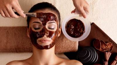 ماسكات طبيعية من الشيكولاتة لتقشير وترطيب البشرة .. تعرفي عليها