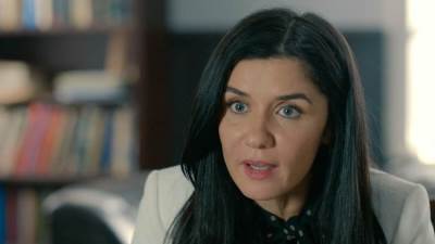 ابنة غادة عادل بملابس البحر مع والدها