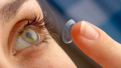 نصائح ضرورية عند استخدام العدسات اللاصقة .. تعرفي عليها