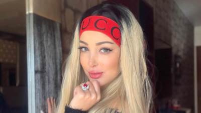 زوجة تامر حسني تتألق بإطلالة باللون الأبيض!