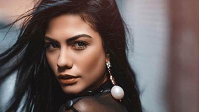  ديميت اوزديمير مع زوجها بإطلالة فورمال