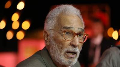 بالفيديو .. عبد الرحمن أبو زهرة يصاب بالاكتئاب ويفكر فى الاعتزال