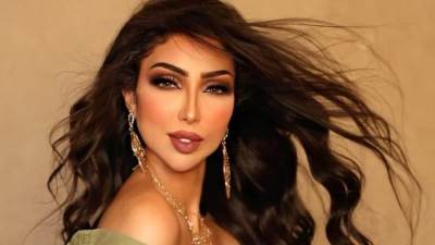 دنيا بطمة تثير الجدل بفستان حوامل فوق الركبة