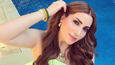 الفنانة "نسرين طافش" باطلالة مثيرة وجذابة بالفوشيا ..!