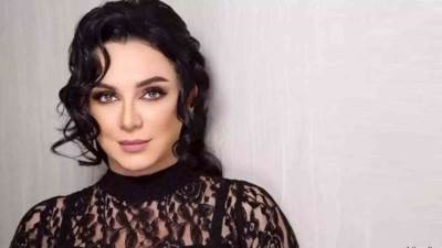 سلاف فواخرجي ترد على انتقادات قُبلتها الساخنه بـ "شارع شيكاغو" 