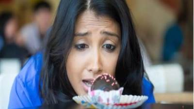 خمسة أطعمة صحية لمحاربة الرغبة الشديدة في السكر وإبقاء أسنانك قوية