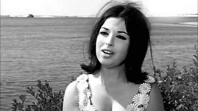 شاهد .. نجاة الصغيرة بالنقاب أمام عمارة الزمالك المتصدعة