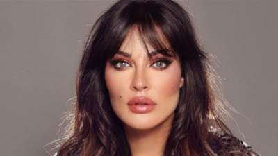 نادين نجيم تبرز انوثتها بقميص شفاف