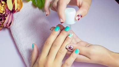 طريقة سهلة لتجفيف طلاء الأظافر في 3 دقائق