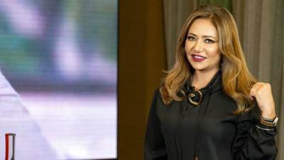 ليلى علوي تخطف الأنظار بإطلالة شبابية فى المصيف