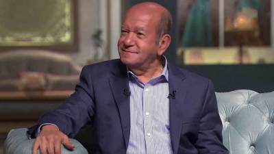 بالصور .. لطفي لبيب يبكي بعد أزمته الصحية وأحمد عز يقبل يديه