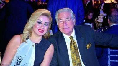 زوجة مصطفى فهمي تتألق بفستان  قصير باللون الرمادي 