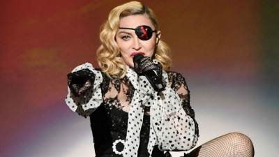 بالصورة .. كيف بدأت مادونا عامها الـ 62؟