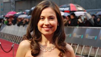  ريا أبي راشد تتألق بفستان مشجر