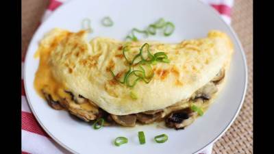 إفطار صحي .. طريقة تحضير أومليت بالمشروم والجبن..!