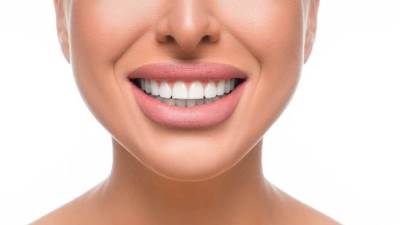 هل يسبب التبييض الضرر بأسنانكم؟