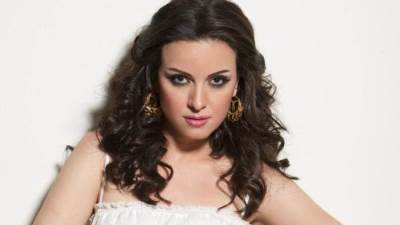 شاهد .. ريهام عبد الغفور تتألق بفستان قصير باللون النبيتي