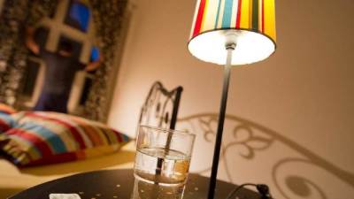 تجنبي وضع كوب ماء قرب السرير!