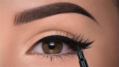 إحذري .. رسم الآيلاينر على زاوية عينك الداخلية هذا خطر
