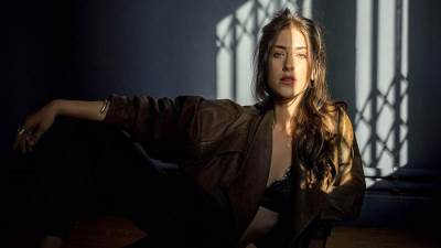 شاهد .. هازال كايا تبرز جمالها علي غلاف مجلة "Elle" الفرنسية