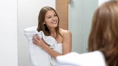 إحذرى .. فرك شعرك بالمنشفة بعد الاستحمام خطأ كبير 