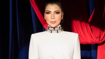 أصالة تخطف الأنظار بفستان فسفوري