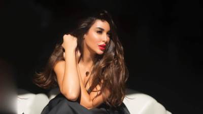 شاهد .. ياسمين صبري تتألق بإطلالة جذابة على حمام السباحة