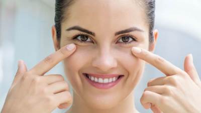 حلول طبيعية للتخلص من الانتفاخات حول العين