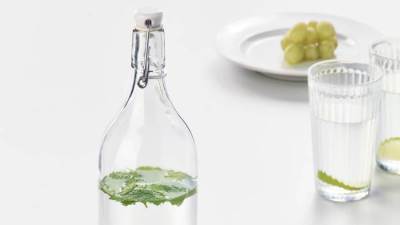 هل تخزين مياه الشرب والعصائر في عبوات زجاجية آمن؟