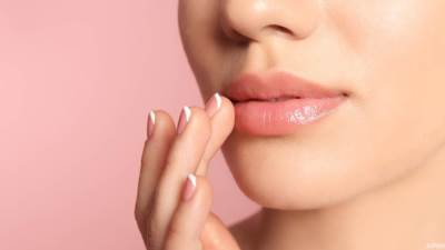 خطوات سهلة لشفاه وردية في الشتاء