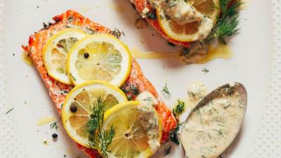 طريقة عمل سلمون بصوص الثوم والليمون