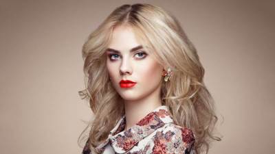 المكياج المناسب لصاحبات الشعر الأشقر