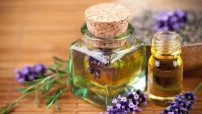 تعرفي على طرق العلاج بالروائح واستخدامات زيت اللافندر لصحة الجسم .. إليكِ التفاصيل