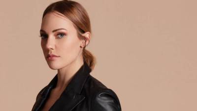 مريم أوزرلي تخطف الأنظار بإطلالة شتوية