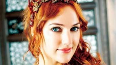 شاهد .. "مريم أوزرلي" تخطف الأنظار بتسريحة شعر ساحرة..!