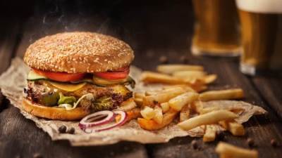 خبراء الصحة يطالبون FDA بتنظيم وضع المواد الكيميائية الضارة على الأطعمة .. إليكِ التفاصيل