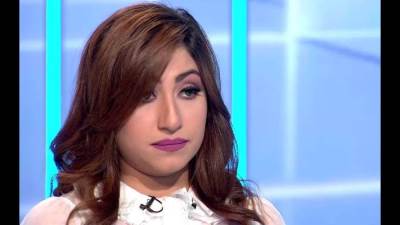 المطربة بوسي تتألق بفستان مشجر