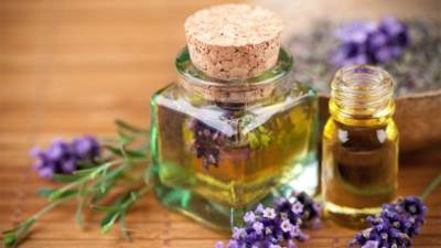 نوع من الزيوت يخلصِك من الصداع بسرعة مذهلة .. تعرفي عليه