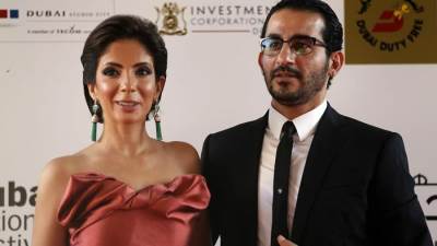 بطريقة كوميديه أحمد حلمي يعلق على بوستر فيلم مني زكي 