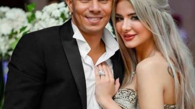 زوجة محمد زيدان تثير الجدل بـ توب مكشوف