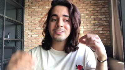 بالفيديو .. خبير التجميل بدر خلف يثير ضجة بتحوله لأنثى