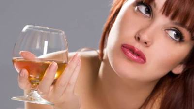 هل تعلمي أن النساء يتجهن إلى الكحول للتعامل مع الإجهاد الوبائي؟