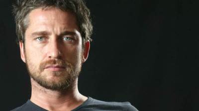 جيرارد بتلر يكشف مدى صعوبة انفصاله عن حبيبته مورجان براون .. إليكِ التفاصيل