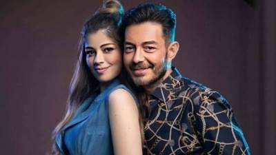 ابنة أحمد زاهر تستعرض رشاقتها بفستان سواريه