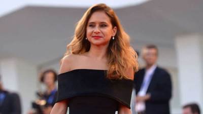 بالفيديو .. هل تعرضت نيللي كريم للخيانة الزوجية؟.