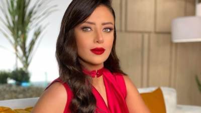 رضوى الشربيني تبرز أنوثتها بفستان أسود ساحر