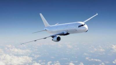 وفاة امرأة مصابه بكورونا أثناء سفرها داخل طائرة