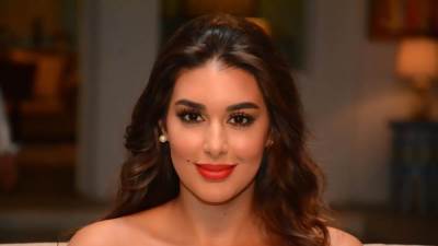 شاهد .. ياسمين صبري بعدسات تشبه عيون قطتها